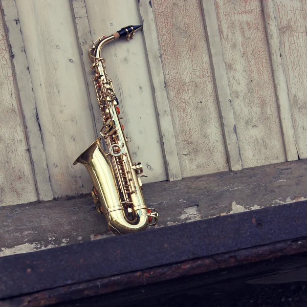 Velho saxofone grungy — Fotografia de Stock
