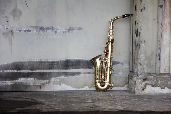 Velho saxofone grungy — Fotografia de Stock