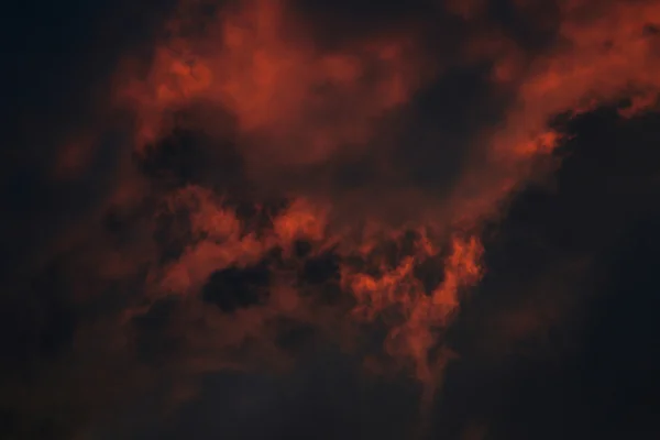 Nuvole scure sul cielo — Foto Stock