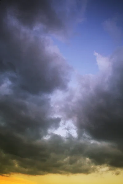 Nuages sombres sur le ciel — Photo