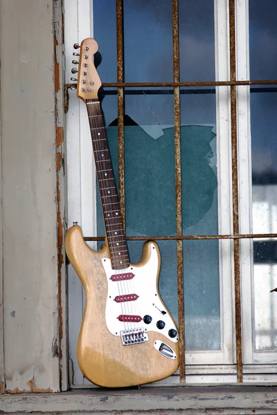Eski ahşap gitar — Stok fotoğraf