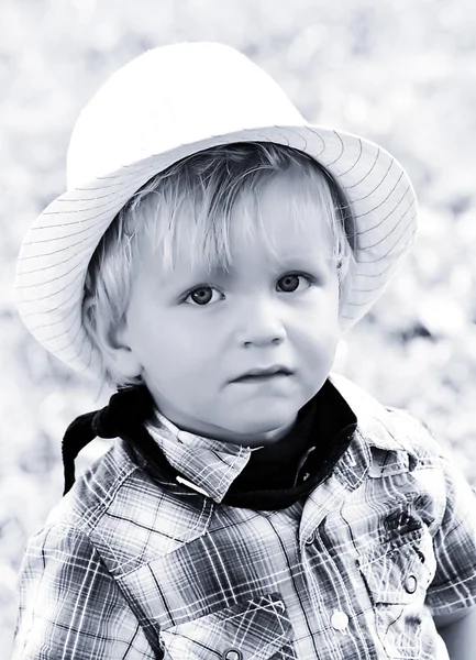 Malý chlapec s kloboukem — Stock fotografie