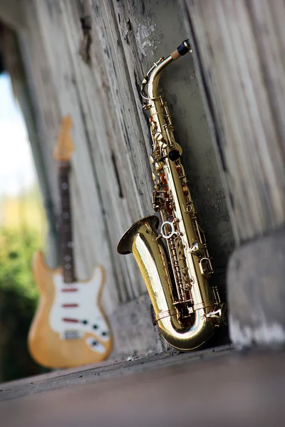 Старый саксофон — стоковое фото