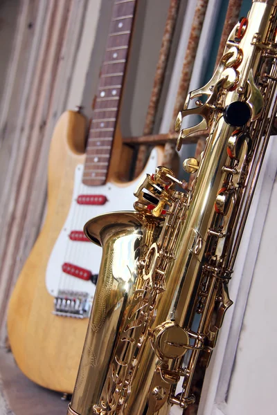 Old grungy saxophone — Stock Photo, Image