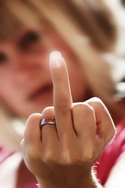 Η ξανθιά γυναίκα δείχνει λαμπερό μεσαίο δάχτυλο — Φωτογραφία Αρχείου