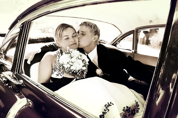 Kiss on the backseat — Stock Photo, Image