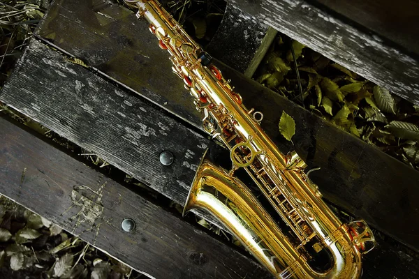 Saxofone no banco — Fotografia de Stock