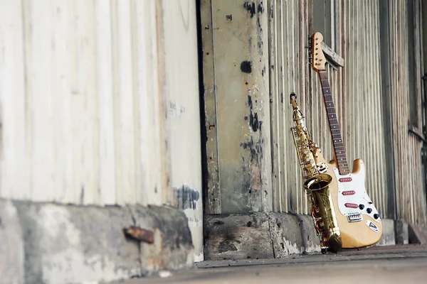 Старая гитара и сакс — стоковое фото