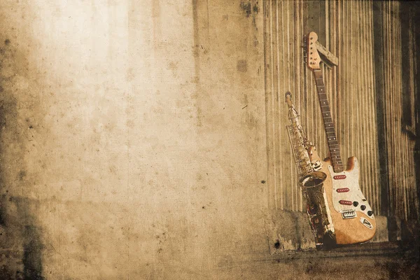 Antiguo saxo gruñón con guitarra eléctrica en look retro —  Fotos de Stock