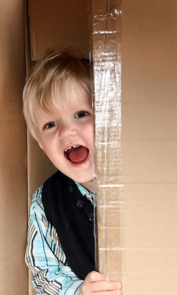 Niño en la caja — Foto de Stock