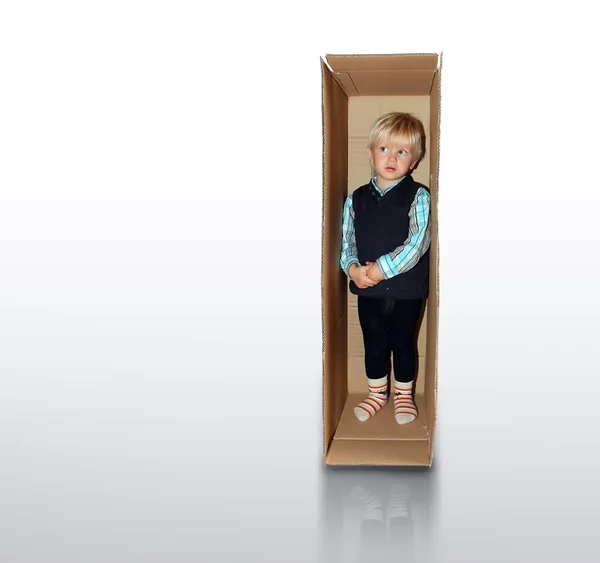 Kind im Kasten — Stockfoto