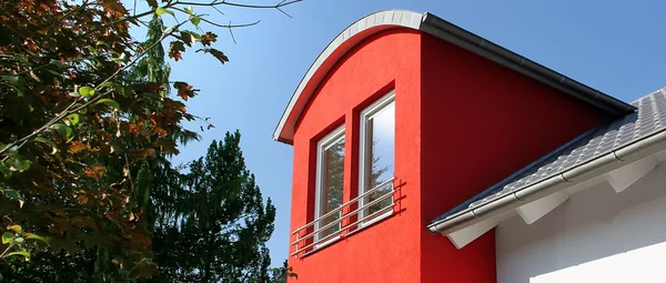 赤いドーマのある家 — ストック写真