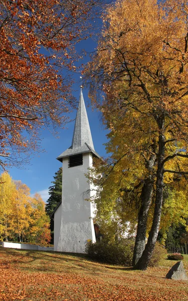 Kościół jesienią — Zdjęcie stockowe
