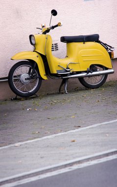 Sarı scooter