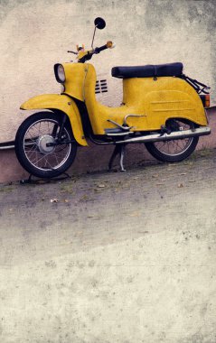 Sarı scooter