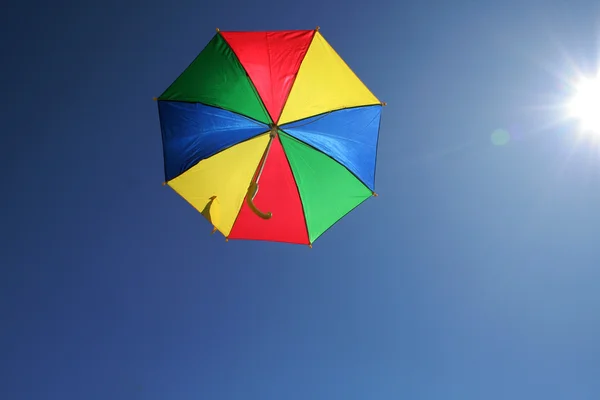 Fliegender Regenschirm — Stockfoto