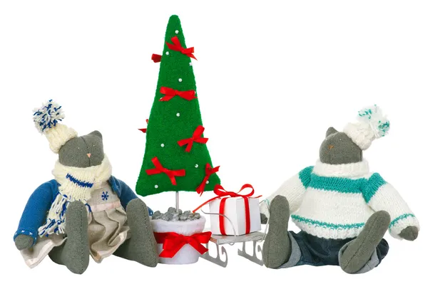 Stuffed cat toys in pants and dress with fir tree — Stock Photo, Image