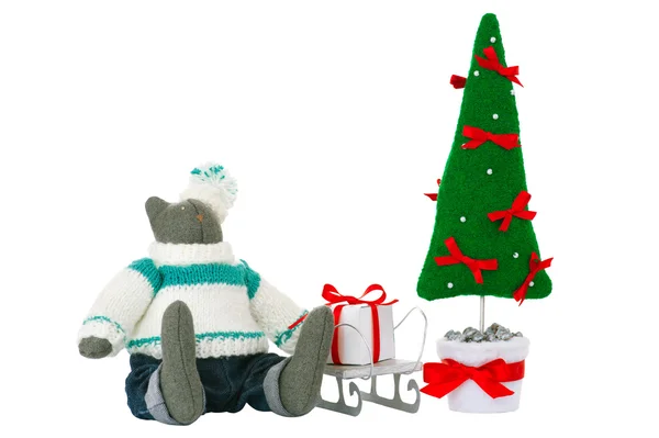 Stuffed tomcat toy, fir tree and gift box — Stock Photo, Image