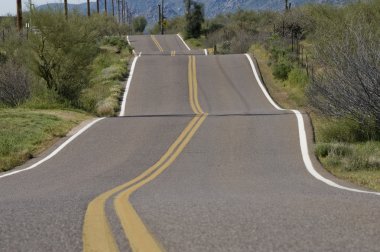 inişli çıkışlı kırsal yol