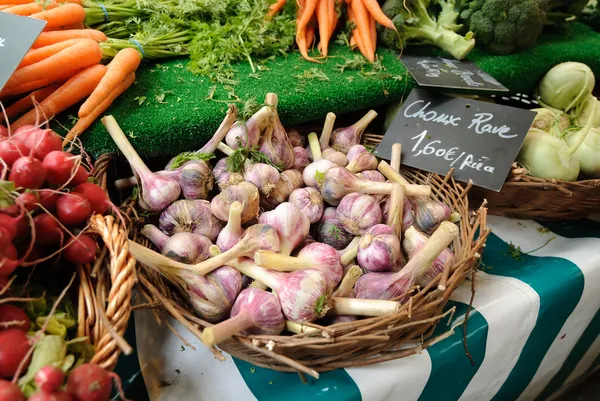 Fresh garlic bulbs for sale — Stock Photo, Image