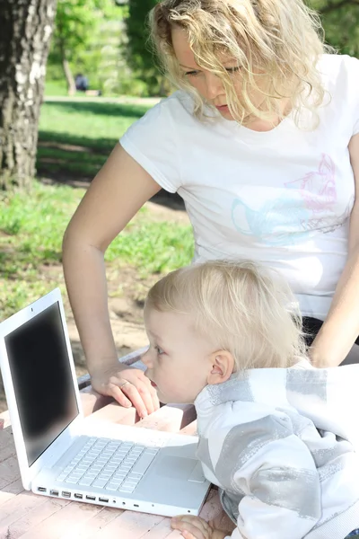 Mãe e criança com laptop — Fotografia de Stock