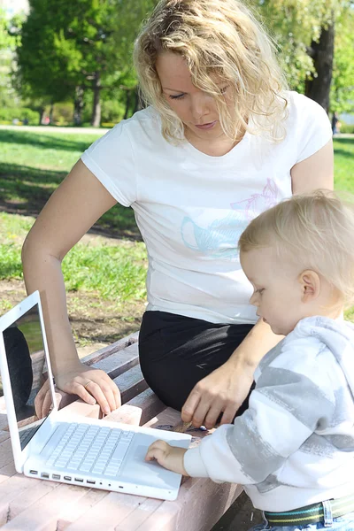 Мати і дитина з ноутбуком — стокове фото