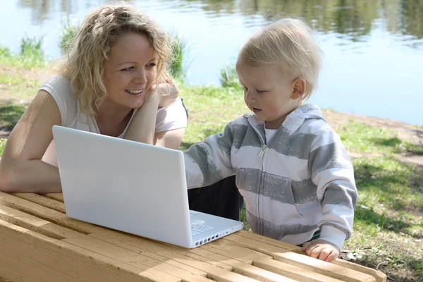 Μητέρα και παιδί με laptop — Φωτογραφία Αρχείου
