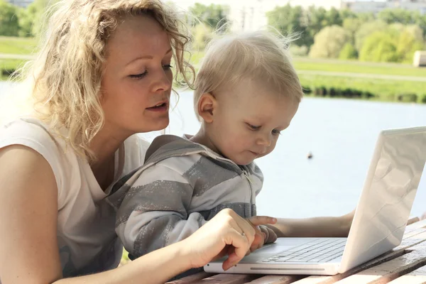 Anne ve çocuk ile laptop — Stok fotoğraf