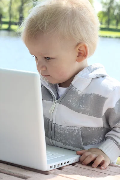 Kleines Kind arbeitet mit Laptop — Stockfoto