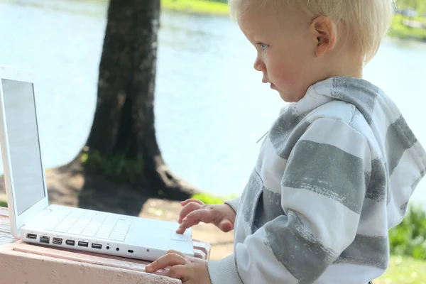 Μικρό παιδί που εργάζεται με laptop — Φωτογραφία Αρχείου