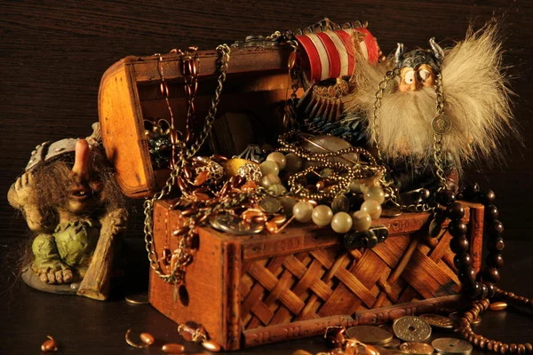 Vikingo con cofre del tesoro — Foto de Stock