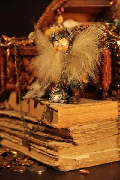 Viking e tresure peito em pé sobre livros antigos — Fotografia de Stock