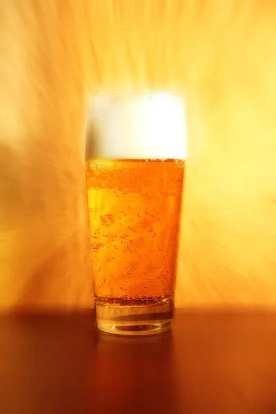 Блискучий келих пива — стокове фото