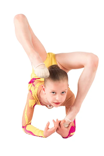 Den unga gymnasten utför övningar — Stockfoto