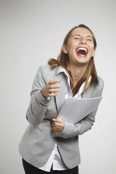 Ung affärskvinna skrattar — Stockfoto
