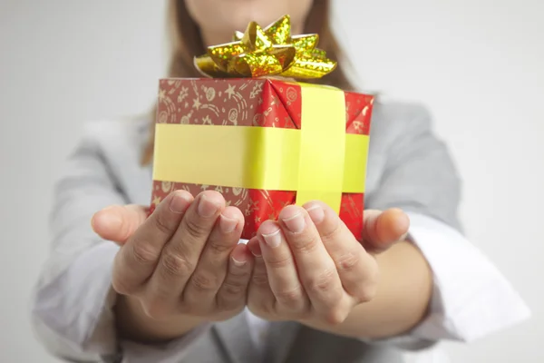 Handen met cadeau — Stockfoto