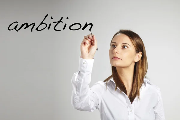 Ung affärskvinna skriva ambition ord — Stockfoto