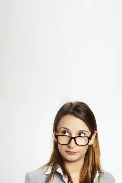Mulher com óculos pensando — Fotografia de Stock