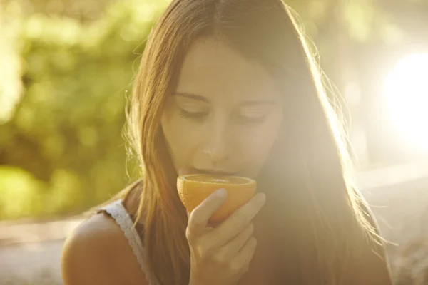 Mangiare arancia all'aperto — Foto Stock