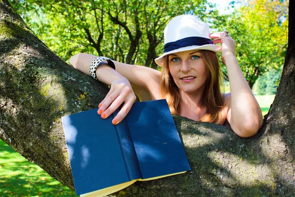 Woman smiling into the camera in a park — Stock Photo, Image