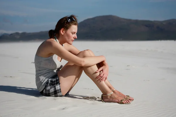Mujer sentada en la playa y pensando —  Fotos de Stock