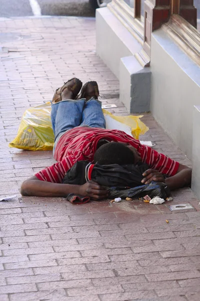 Pauvre mendiant couché dans la saleté — Photo