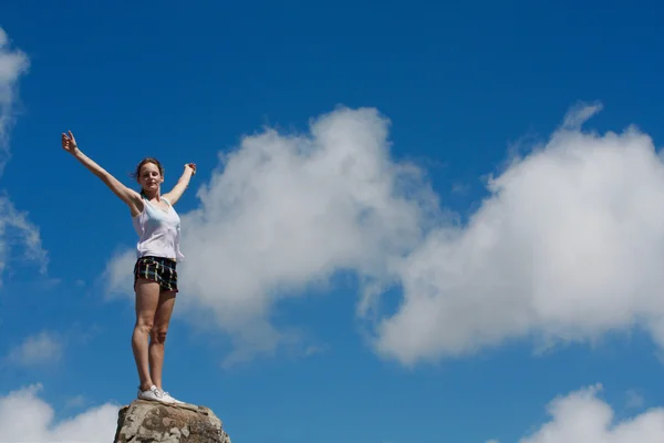 Une femme debout devant le ciel pleine de succès — Photo
