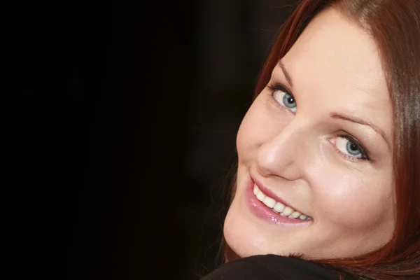Donna con gli occhi azzurri e capelli rossi sorridente — Foto Stock