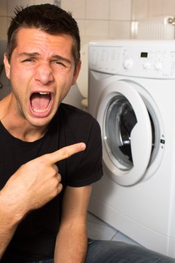 genç adam makinesi yıkama ile mutsuz