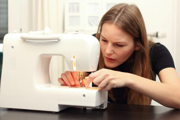 Young woman sewing — Stock Photo, Image
