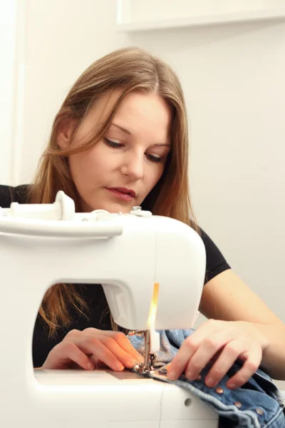 Jonge vrouw naaien — Stockfoto