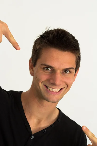 Jonge man glimlachen en zich met succes gericht — Stockfoto