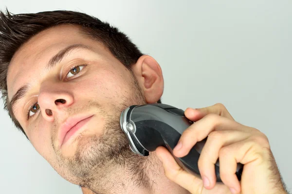 Adam tıraş olurken yüzünü tıraş ile — Stok fotoğraf