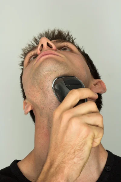 Uomo faccia da barba con rasoio elettrico — Foto Stock